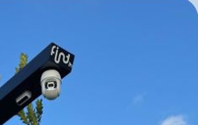 Poste K1 instalado em área externa, com câmera no braço