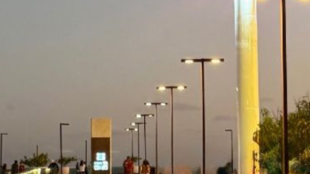 Coluna Kule360 instalada em orla, com o anel luminoso aceso ao entardecer