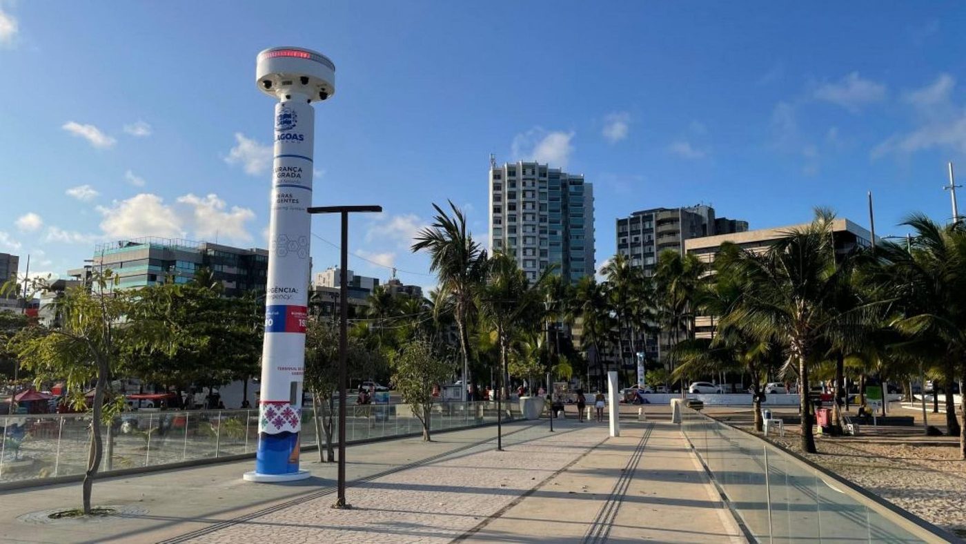 Totem de videomonitoramento no Marco dos Corais, em Maceió